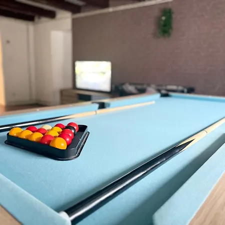 Spacious 4 Billiards, Chic And Friendly Atmosphere Apartment