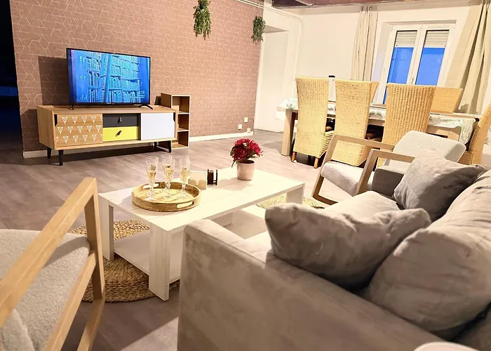 Spacious 4 Billiards, Chic And Friendly Atmosphere Apartment