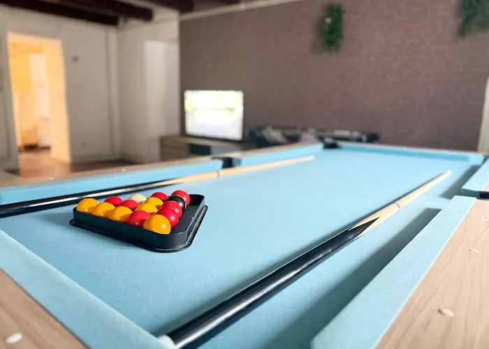 Spacious 4 Billiards, Chic And Friendly Atmosphere Apartment