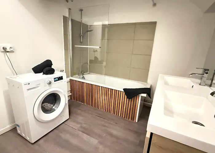 Spacious 4 Billiards, Chic And Friendly Atmosphere Apartment *