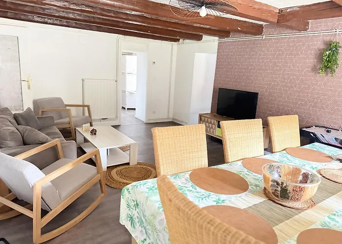 Spacious 4 Billiards, Chic And Friendly Atmosphere Apartment *